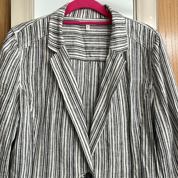 Maurice’s Large navy and white linen blend blazer pockets and front button - Picture 2 of 10